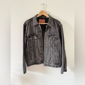 Levi’s trucker denim jacket